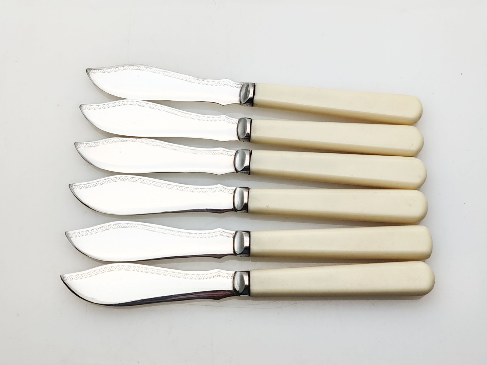 Vintage Cased Set Of 6 Butter Spreaders Faux Bone Handled Silver Plated EPNS
