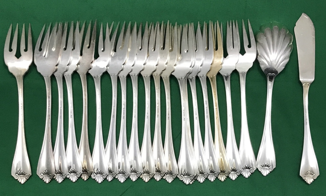 21 Pc KING JAMES Silverplated SALAD FORKS / SUGAR SHELL / MSTR BUTTER Oneida