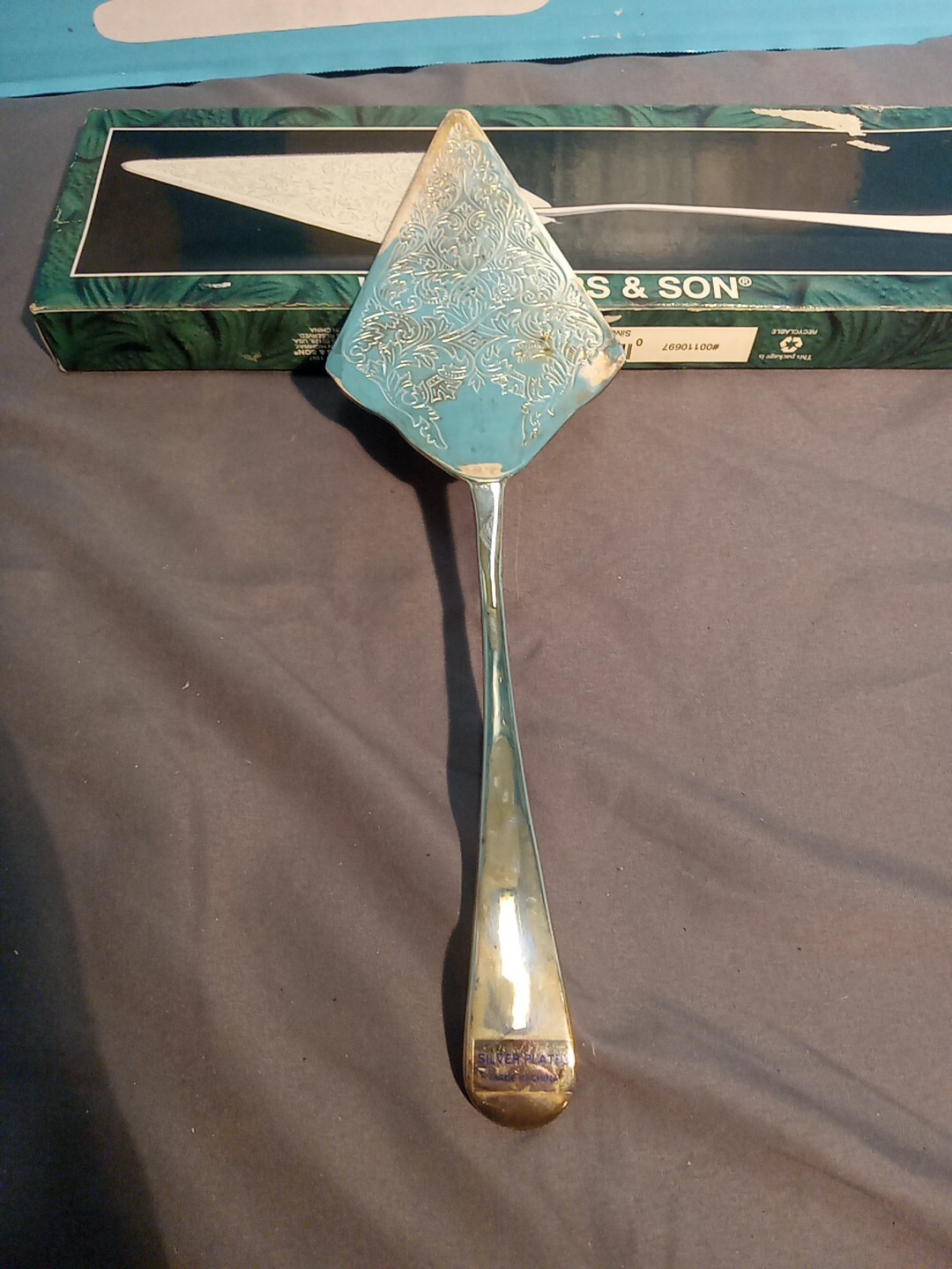 W.M. Rogers & Sons Cake Server Silverplated #0697 11.25″ Serrated Edge Floral