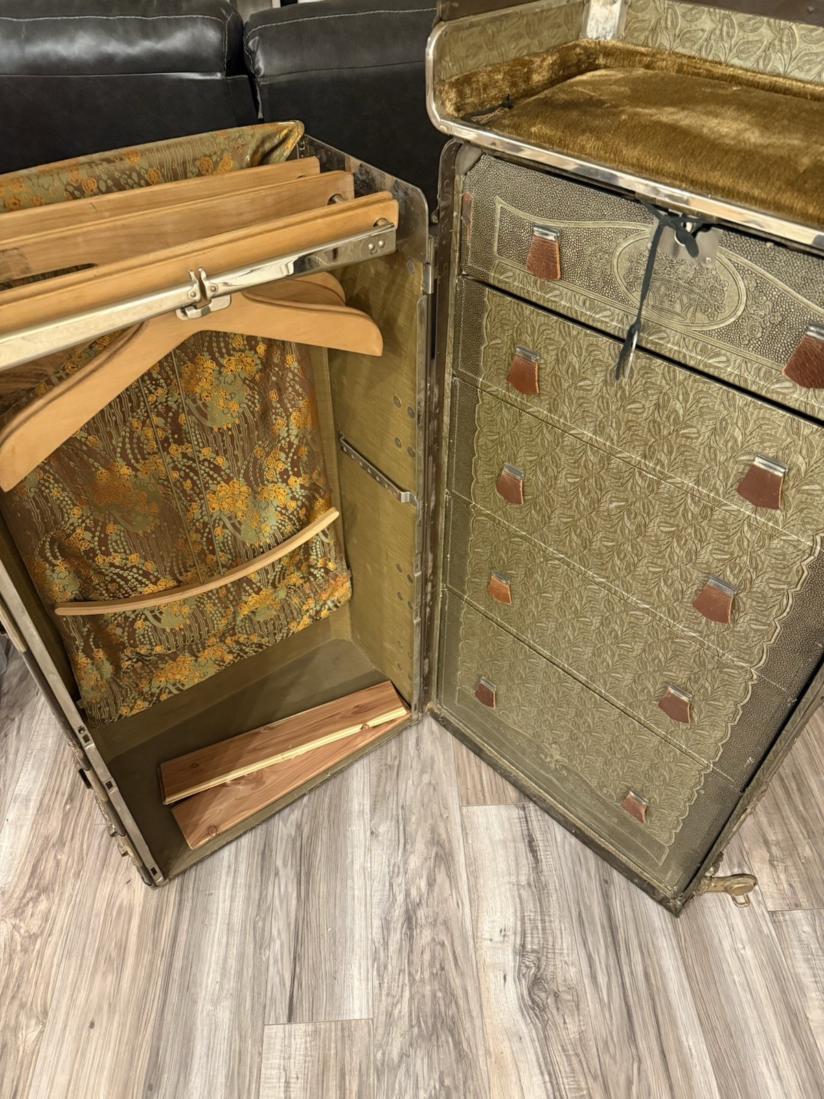 Antique Hartmann Gibraltarized Steamer Trunk Wardrobe Clothing Travel Cushion