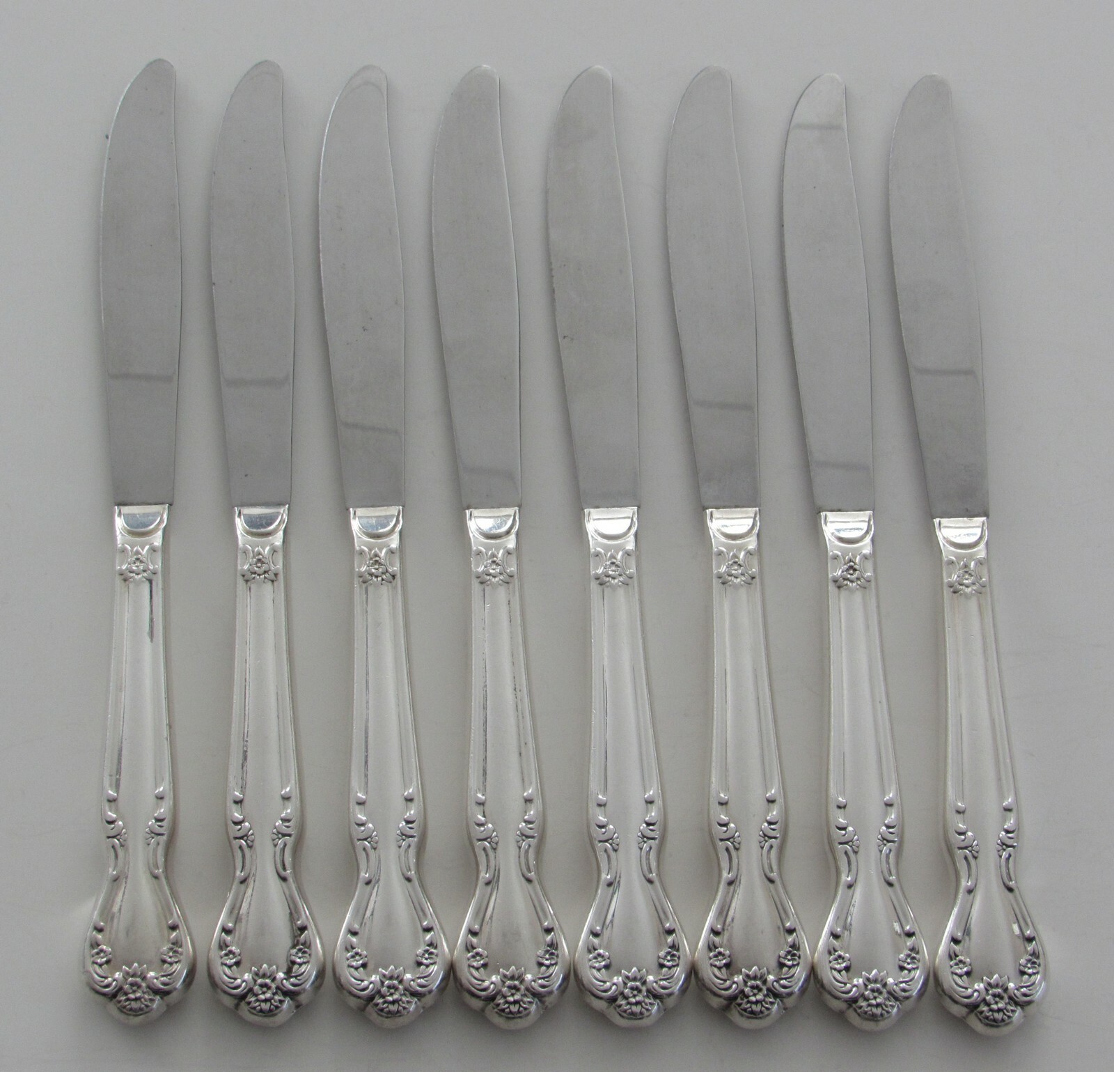 Rogers Bro IS DAYBREAK – ELEGANT LADY Silverplate 8 GRILLE KNIVES 1952