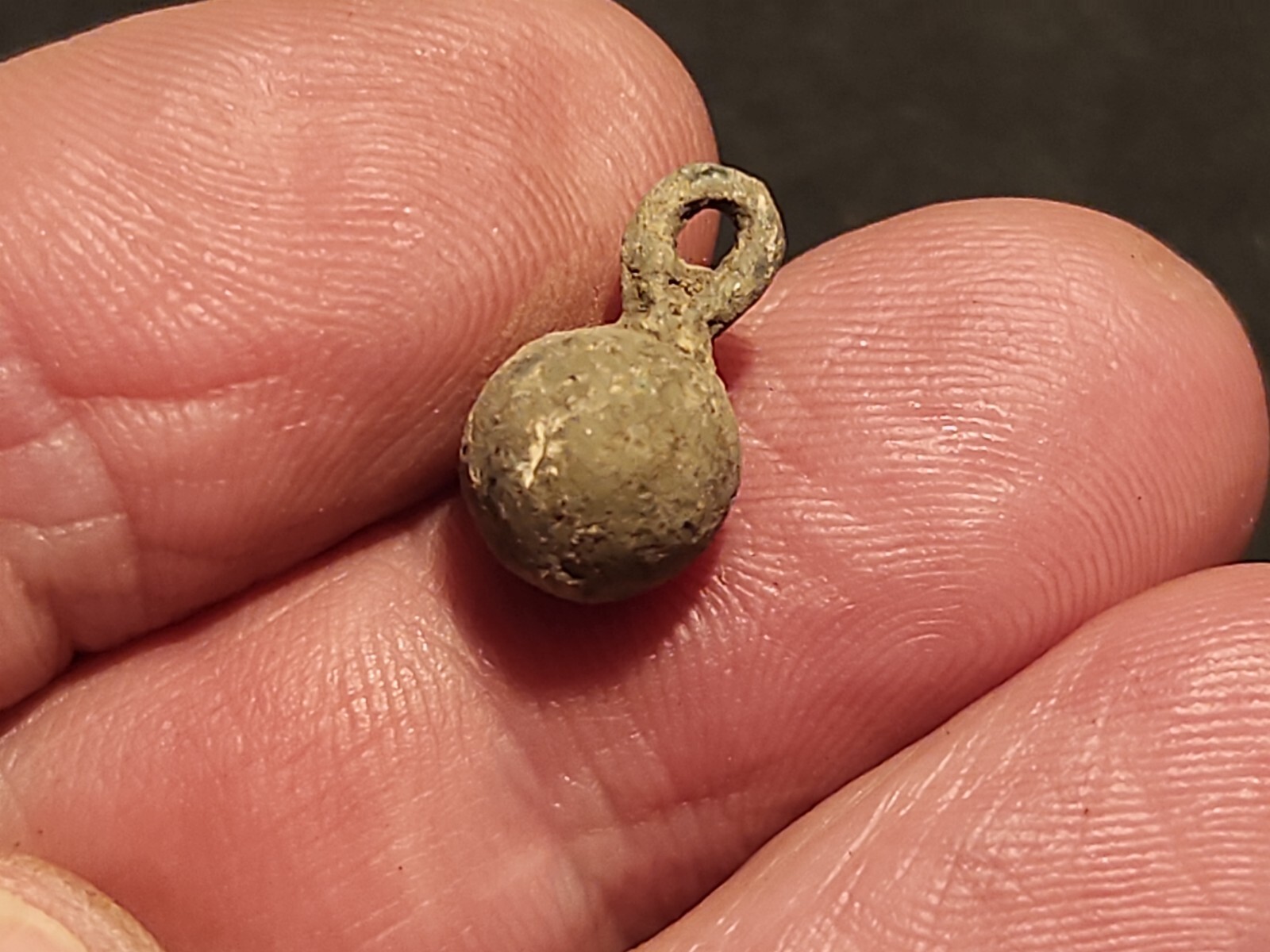 Post Medieval/Tudor bronze button. Please see description. LA127u