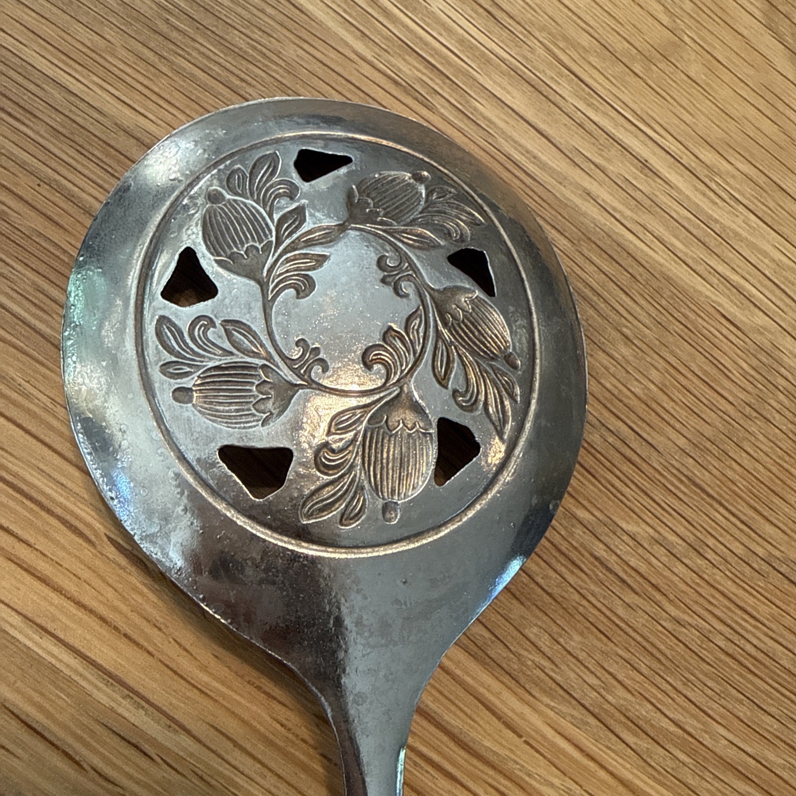 2 Silverplated Acorn Slotted serving Spoons Sheffield England, Leona Italy 18.5”