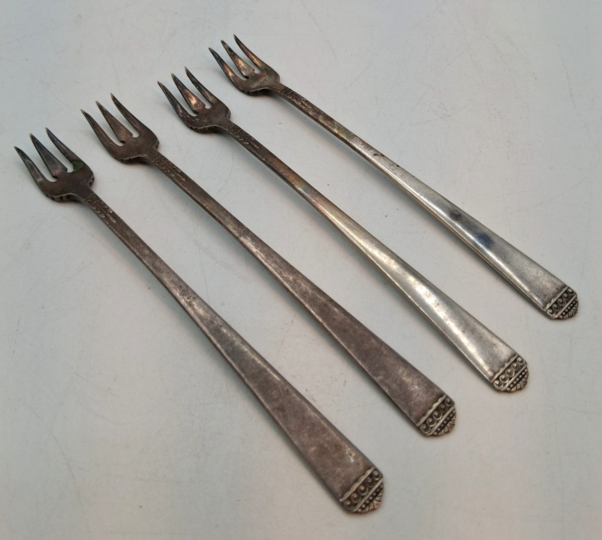 4 Cocktail Seafood Forks Silver Plate 1881 Rogers / Oneida circa 1930s 6.25″