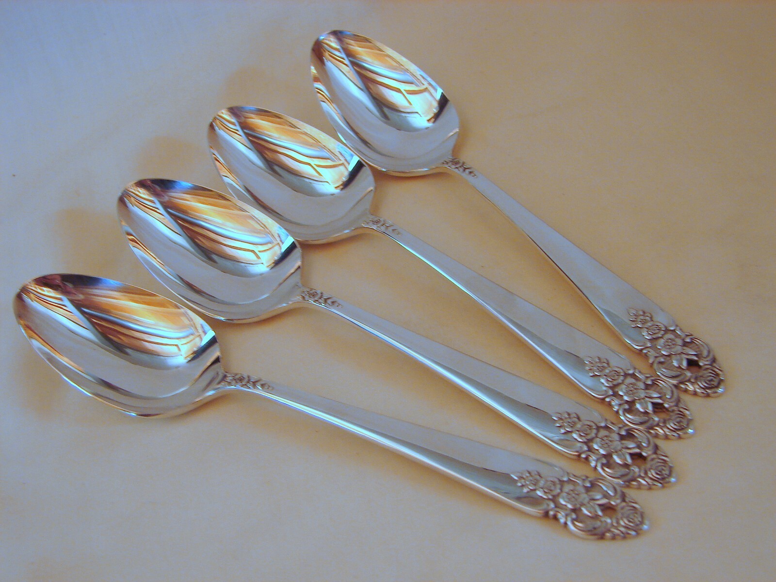 4 Prestige Silver Distinction Soup Spoons, Excellent New-Like Cond, 7-1//2in