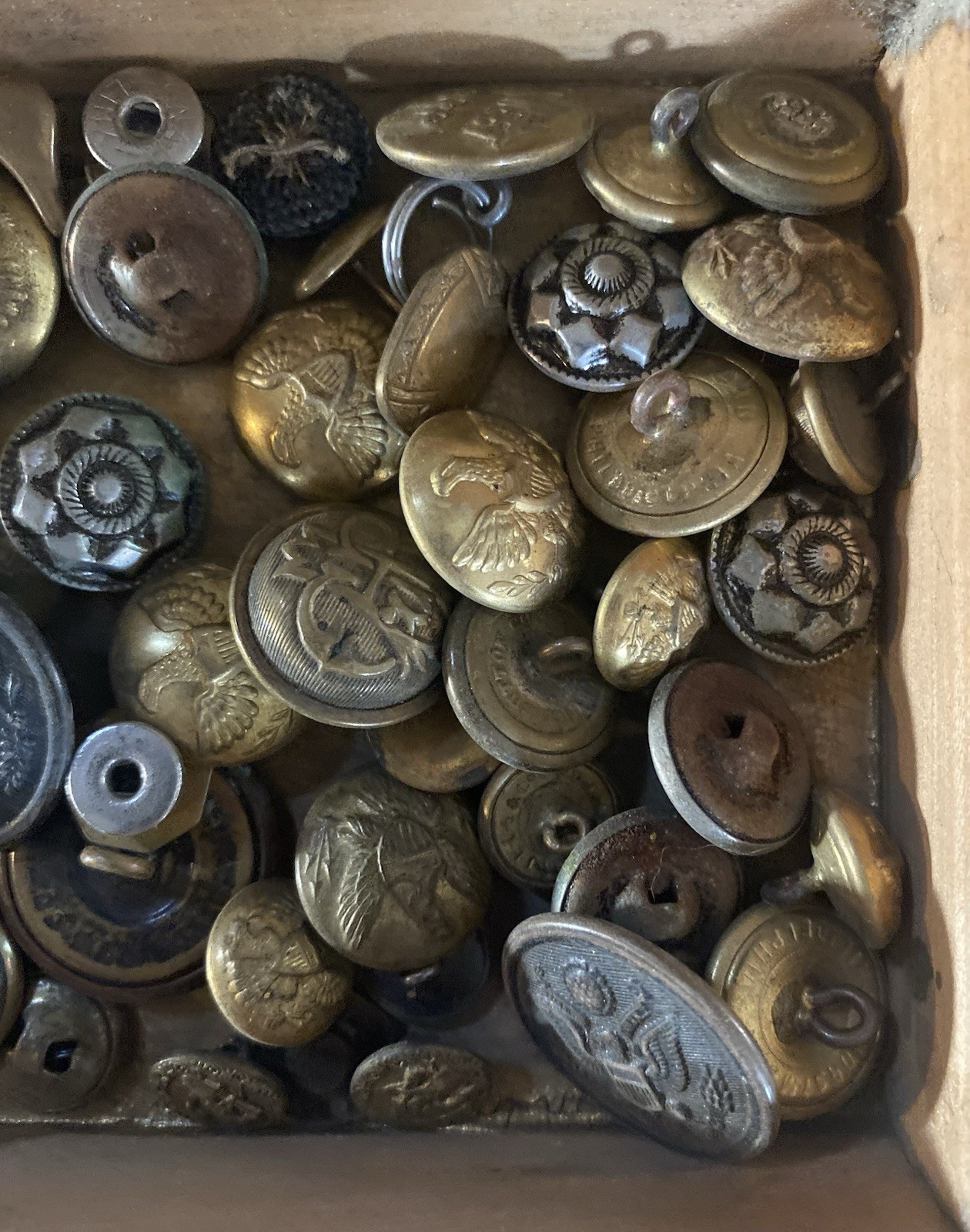 ANTIQUE BUTTONS ~ Brass, Metal, Assorted – Military, Advertising, Etc. Wood Box