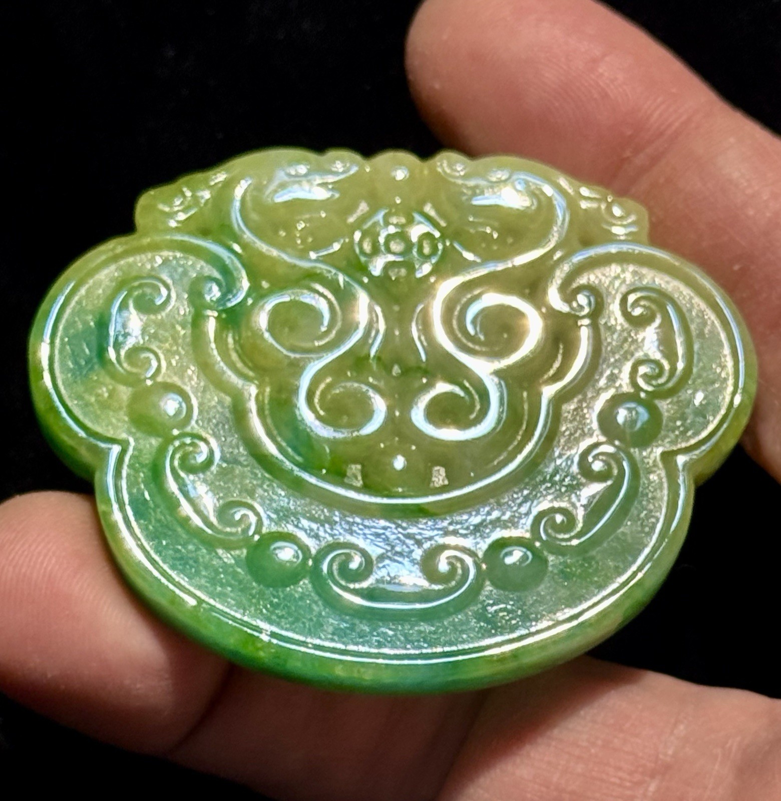 SUBLIME NATURAL BURMESE JADEITE JADE A EMERALD GREEN CARVED RUYI LOCK PENDANT