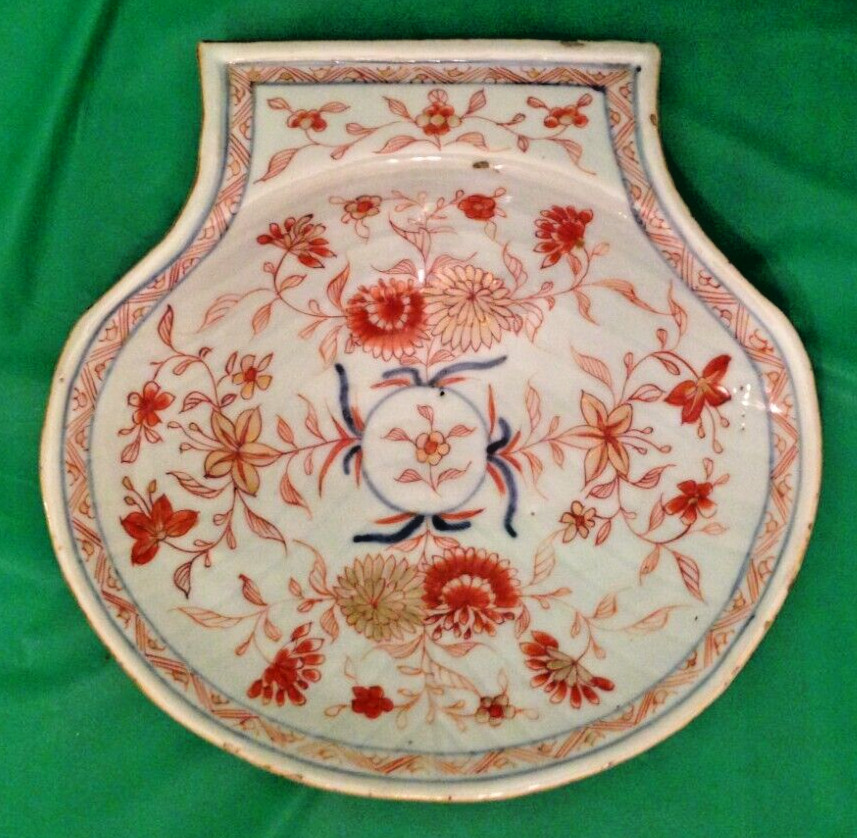 CHINESE EXPORT ROUGE-DE-FER MOULDED SHELL-SHAPED DISH, KANGXI (1662-1722)