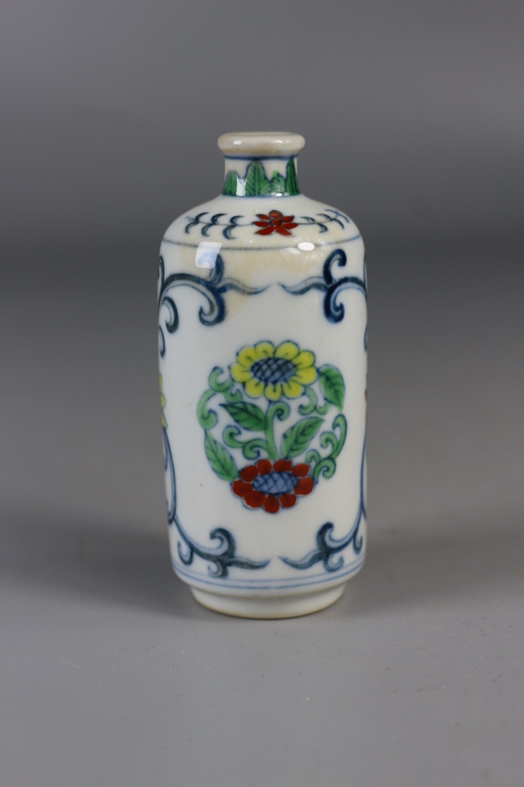 Beautiful Chinese Qing dynasty dou-cai porcelain snuff bottle