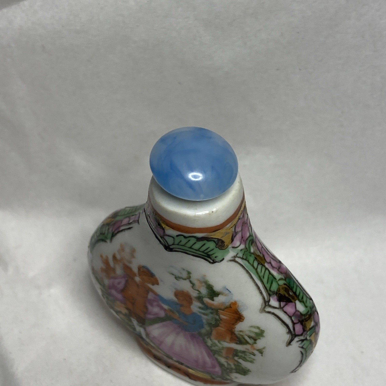 Vintage Chinese Snuff Bottle. No Chips Or Cracks. Nice Little Treasure. See Pics
