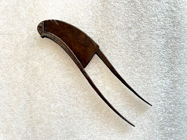 ANTIQUE INDIAN OLD IRON HANDCRAFTED BETEL NUT CUTTER ARECA NUT CUTTER, #NC.13