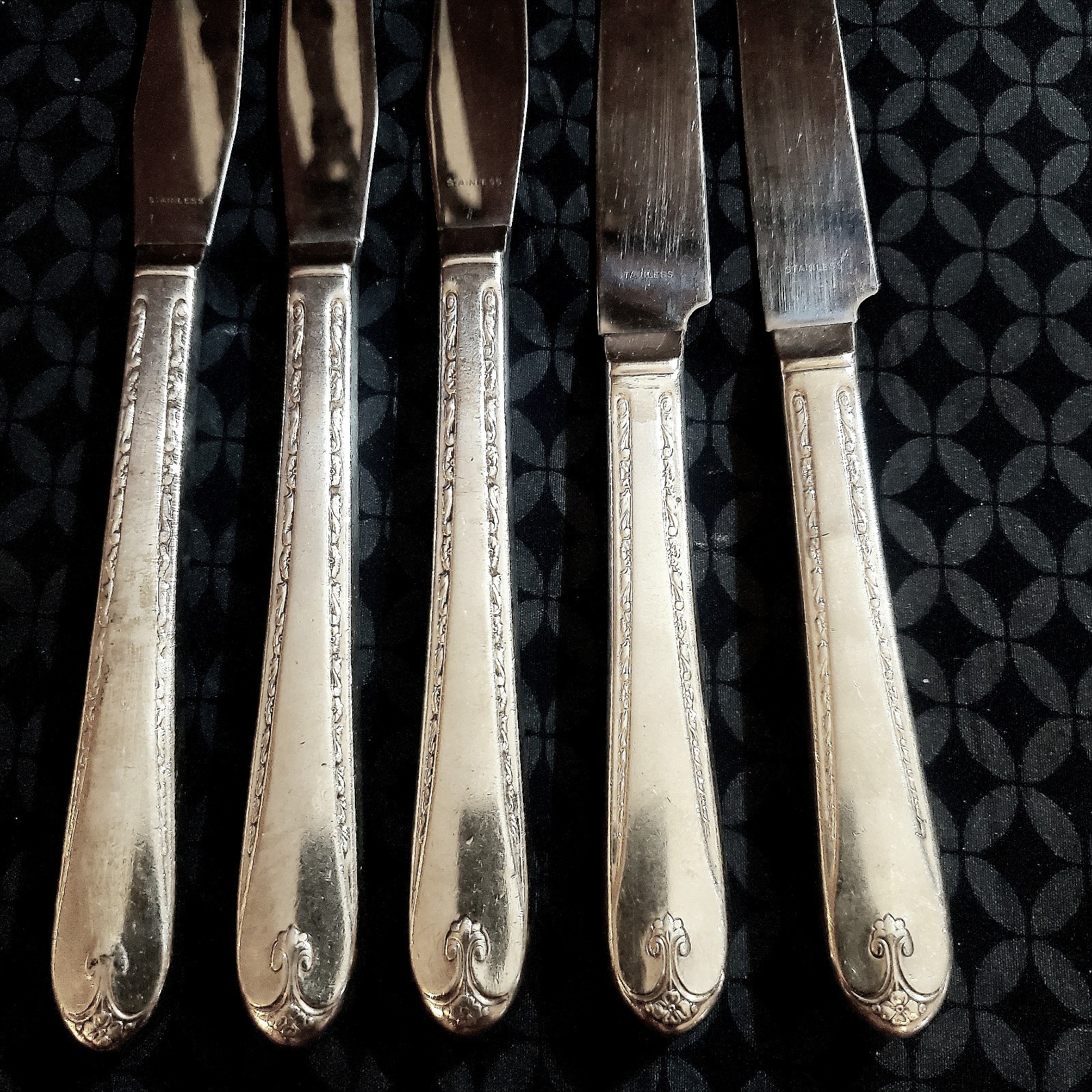 5 ONEIDA PRESTIGE SILVER PLATE LONGCHAMPS CHAUMONT KNIVES 3 Grille, 2 Dinner VTG