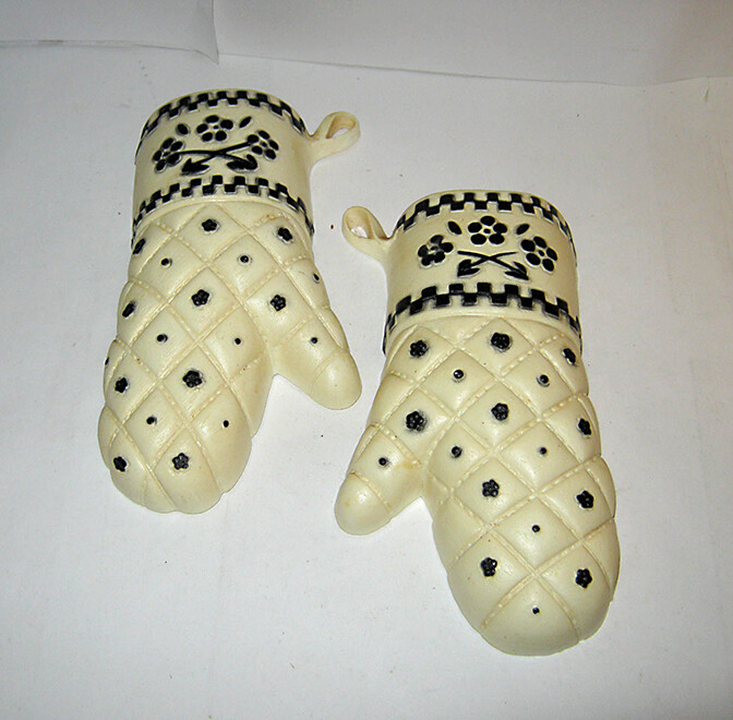 Vintage 1990’s Pair of Burwood Oven Mitts Wall Hangings #3232