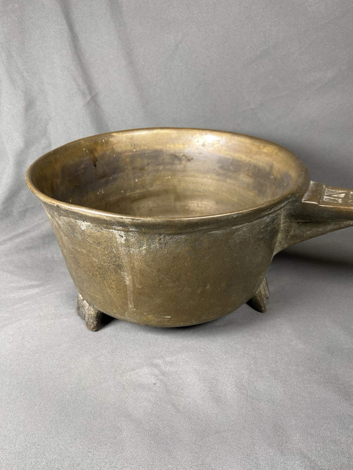 ANTIQUE 17TH 18TH C CAST BRONZE FOOTED POSNET COOKING POT W/ FOUNDRY MARK *READ