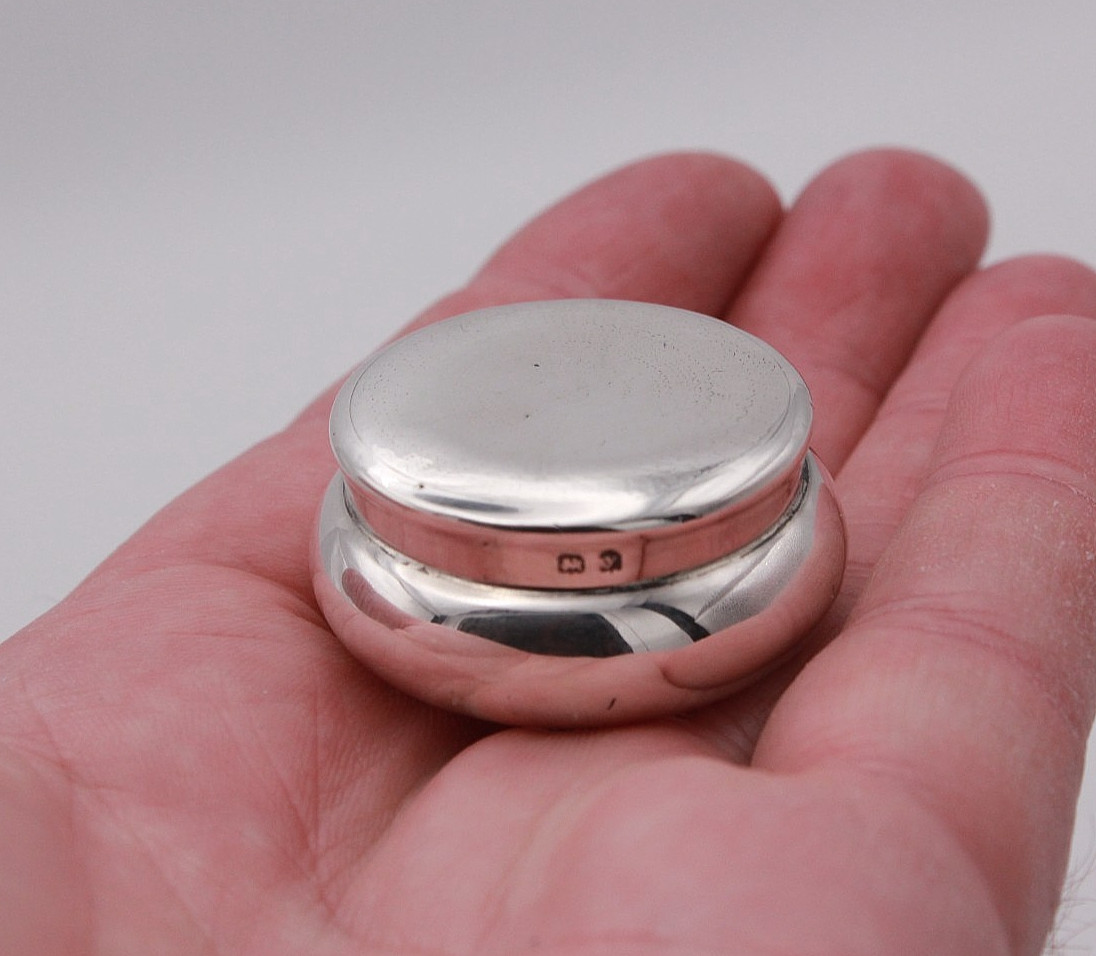 Sterling Silver pill box 37 mm dia. Birmingham 1923, Lionel Smith & Co.