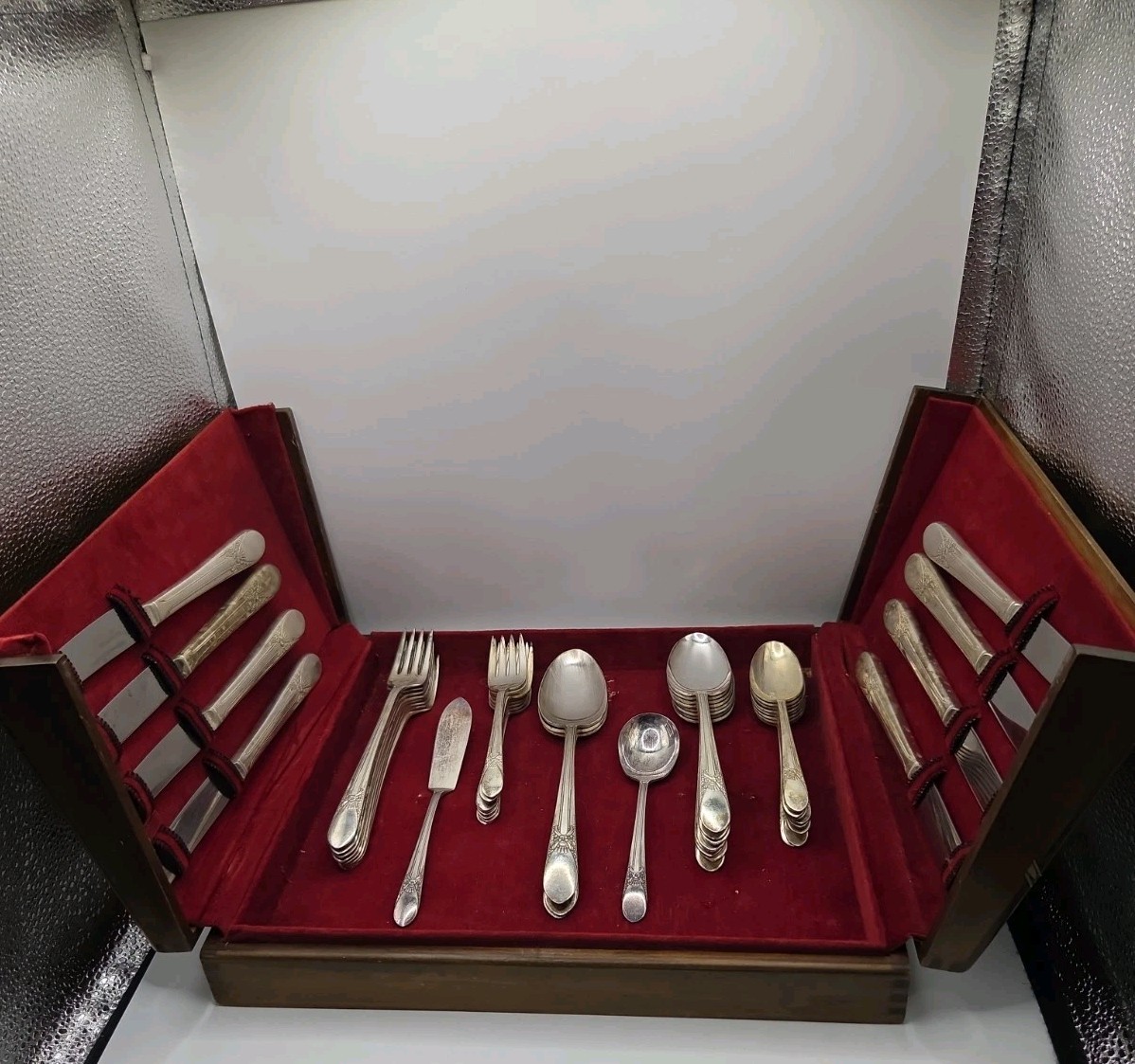 Vtg 1940 WM Rogers IS Silverplate Flatware Set “Beloved” Pattern w/Chest. 45 Pcs
