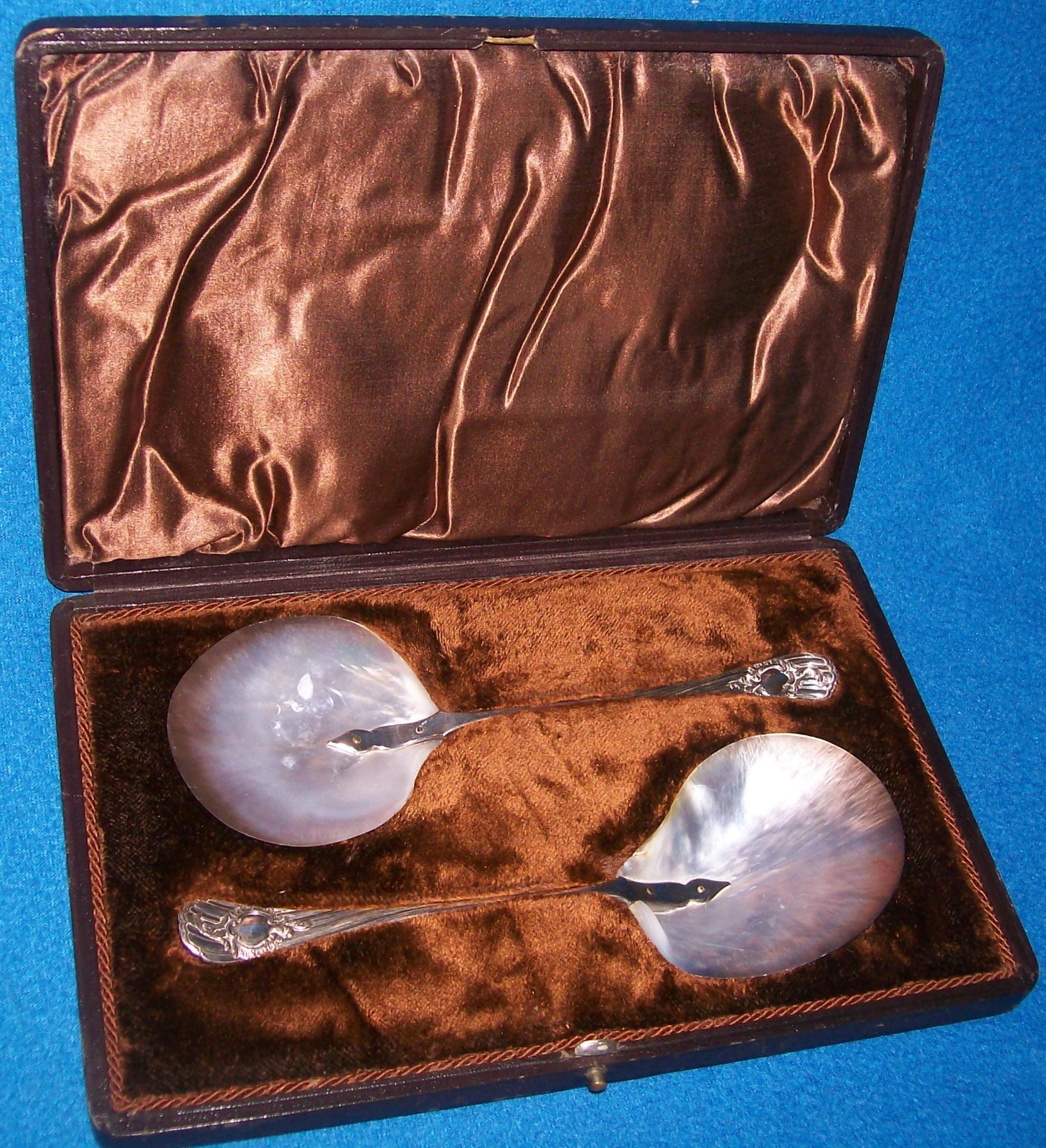 JAMES DIXON SILVER PLATED CAVIAR SERVING SPOONS in ORIGINAL FITTED CASE c1891 GC
