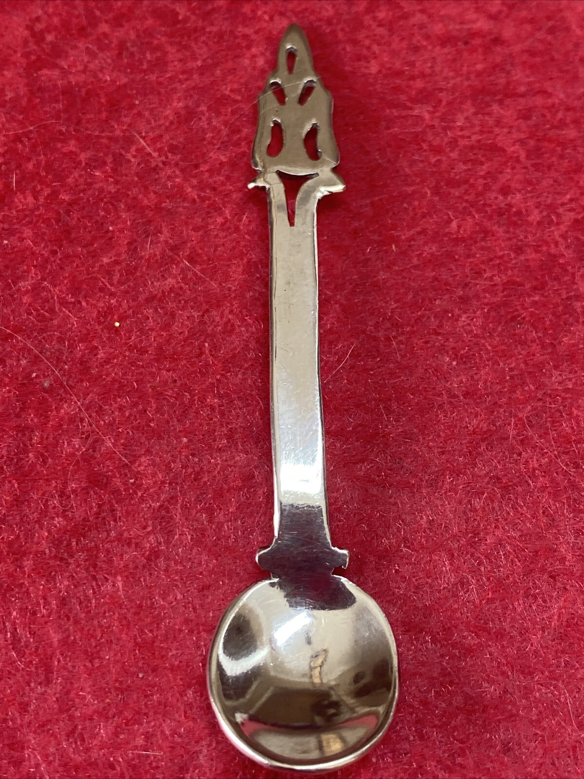Nice!! Cutout Pierced Design Pointed Handle 2 3/8″ Sterling? Silver Salt Spoon