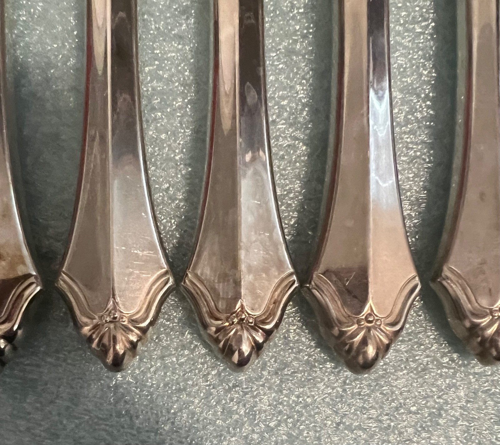 Oneida Belcourt Community pattern flatware in box – 66 piece set – silverplate