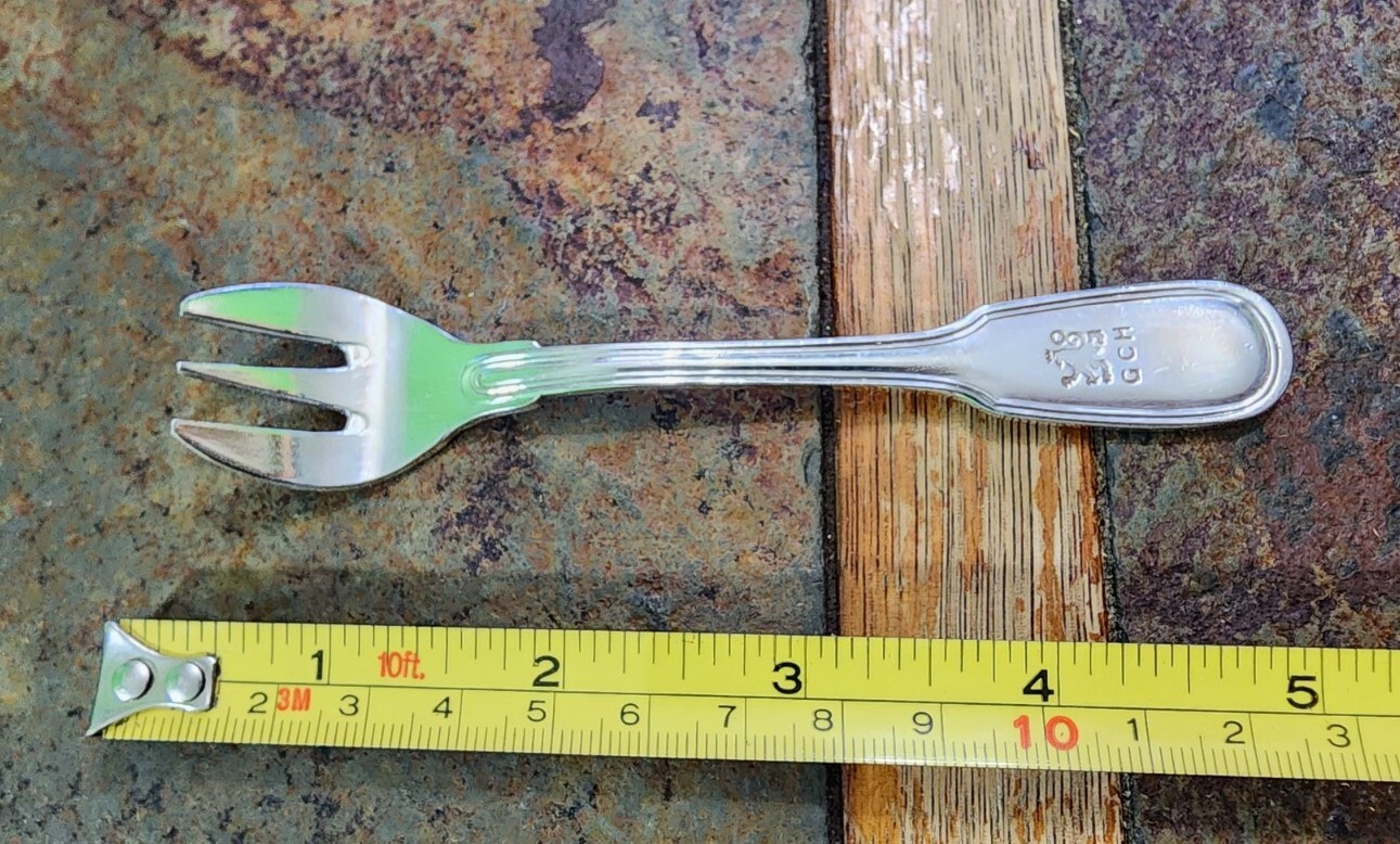 ANTIQUE FIDDLE 🎻 PATTERN LION W/ RAISED PAW HANDLED COCTAIL & SEAFOOD FORK 🍢🦞