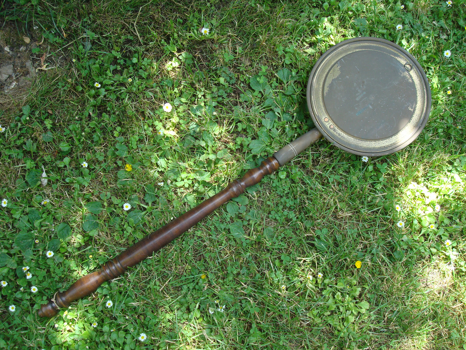 ANTIQUE BRASS ‘PEERAGE’ BED WARMING PAN WITH WOODEN HANDLE APPROX. 35″ LONG