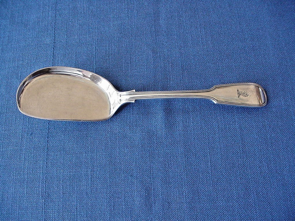 VICTORIAN FIDDLE THREAD ICE CREAM SLICE ARMORIAL CREST 1879 LONDON SILVER PLATE