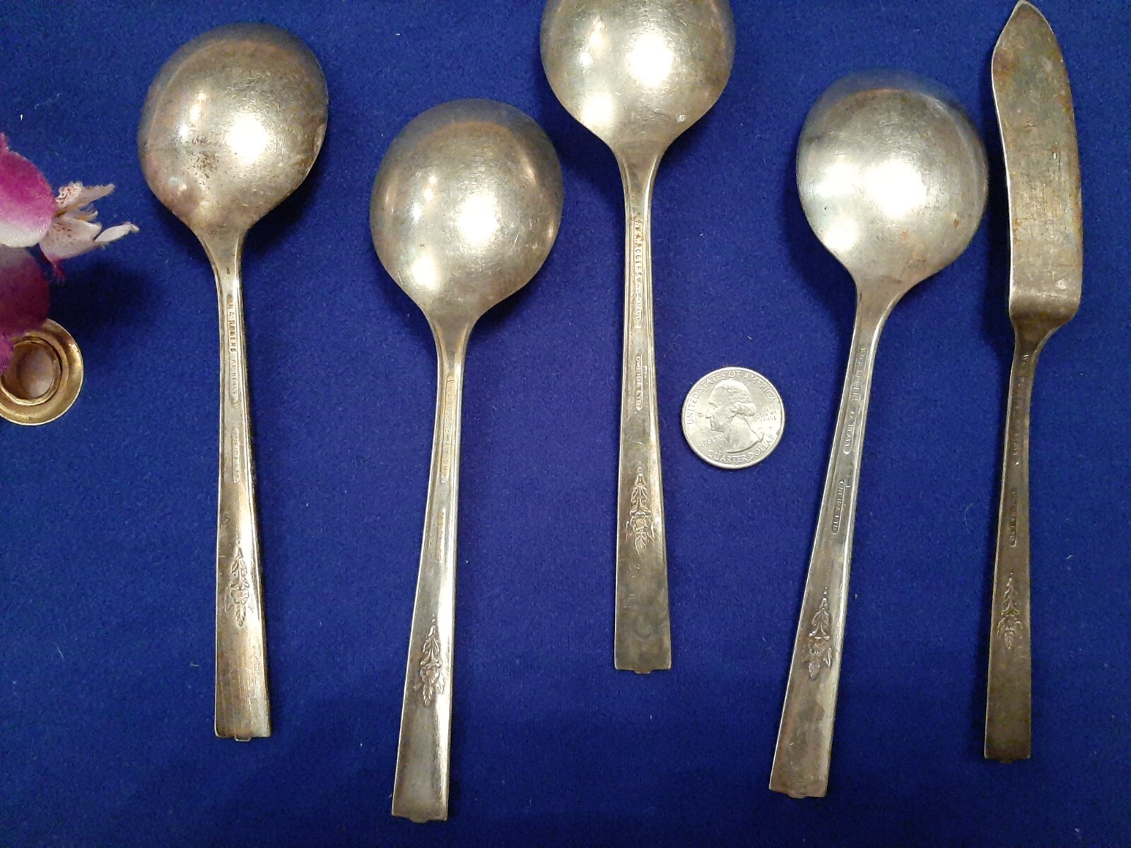 VINTAGE WM ROGERS ONEIDA KING ARTHUR SILVERPLATE SOUP SPOONS AND BUTTER KNIFE