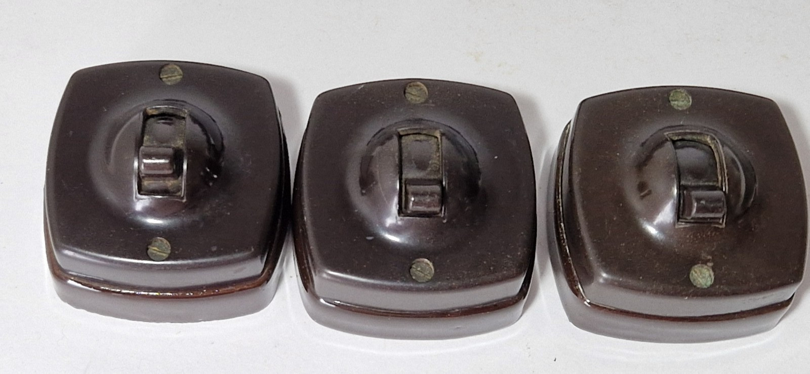VINTAGE VITREOUS CERAMIC BAKELITE TOGGLE LIGHT SWITCH – BRITMAC LITTLE BRITON