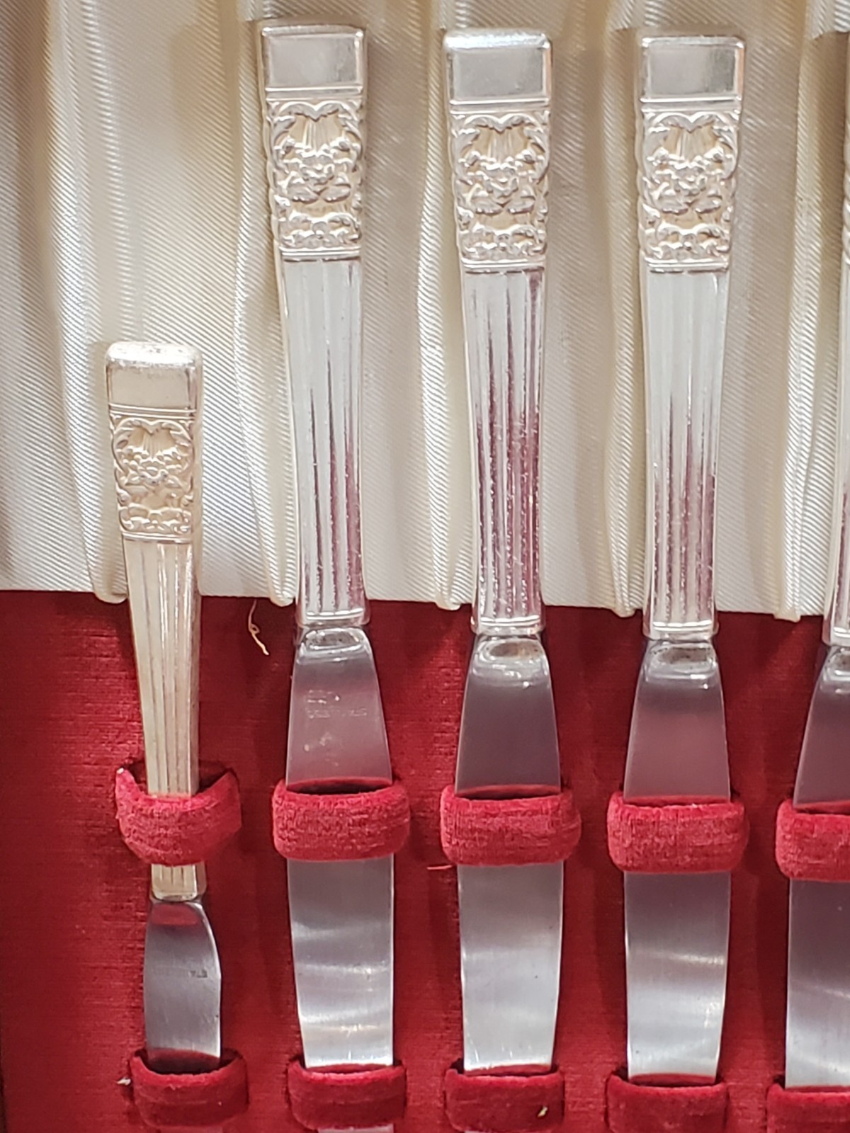 Vintage Oneida Community Flatware CORONATION Pattern In Wood Case 65 Pieces C14