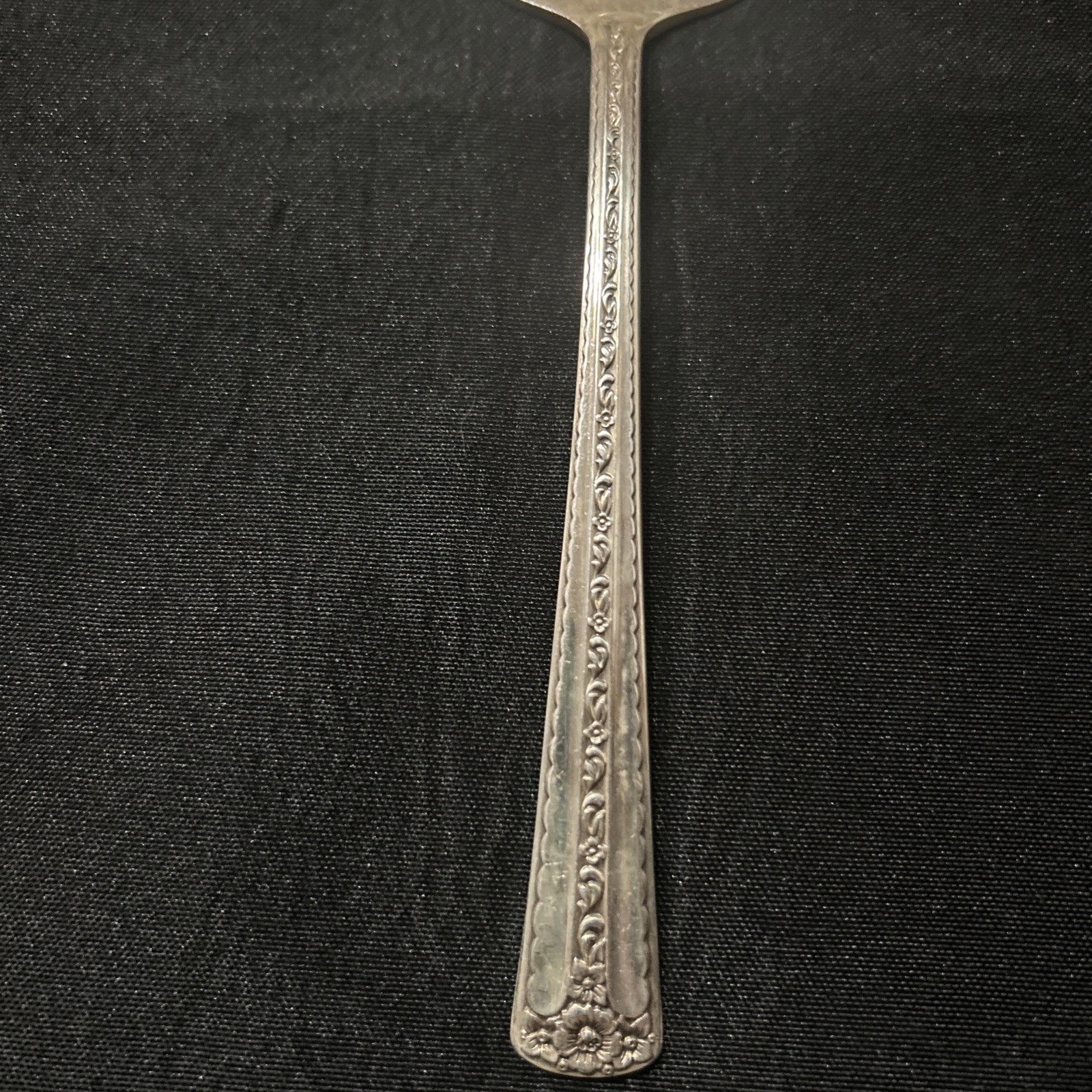 Wm Rogers & Son (International) Solid Pierced Pie Desert Server 9 1/2″ Blossom