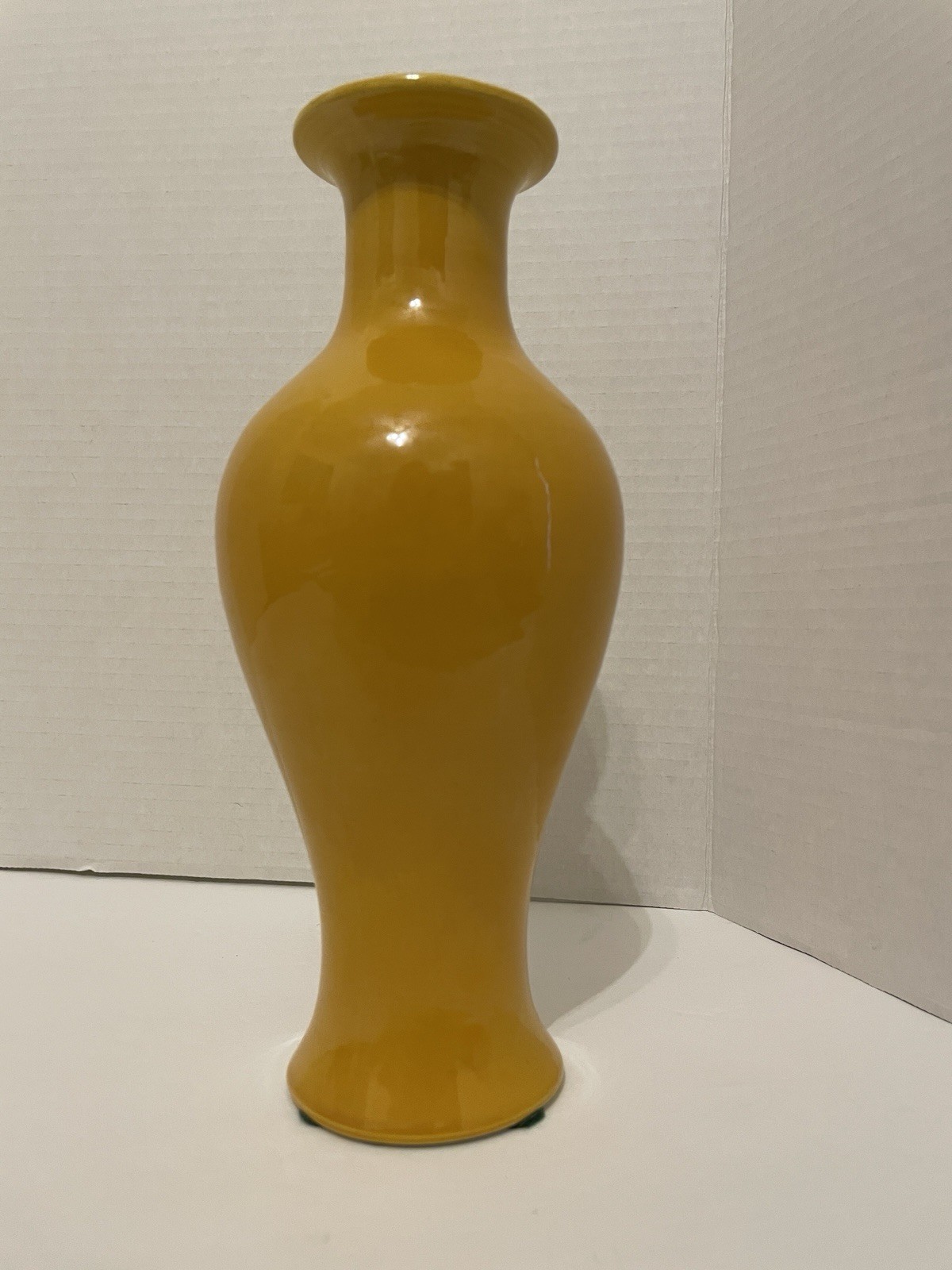 CHINESE JIANGXL IMITATIVE 9.5” YELLOW GOLD GLOSSY PORCELAIN VASE W/ STICKER