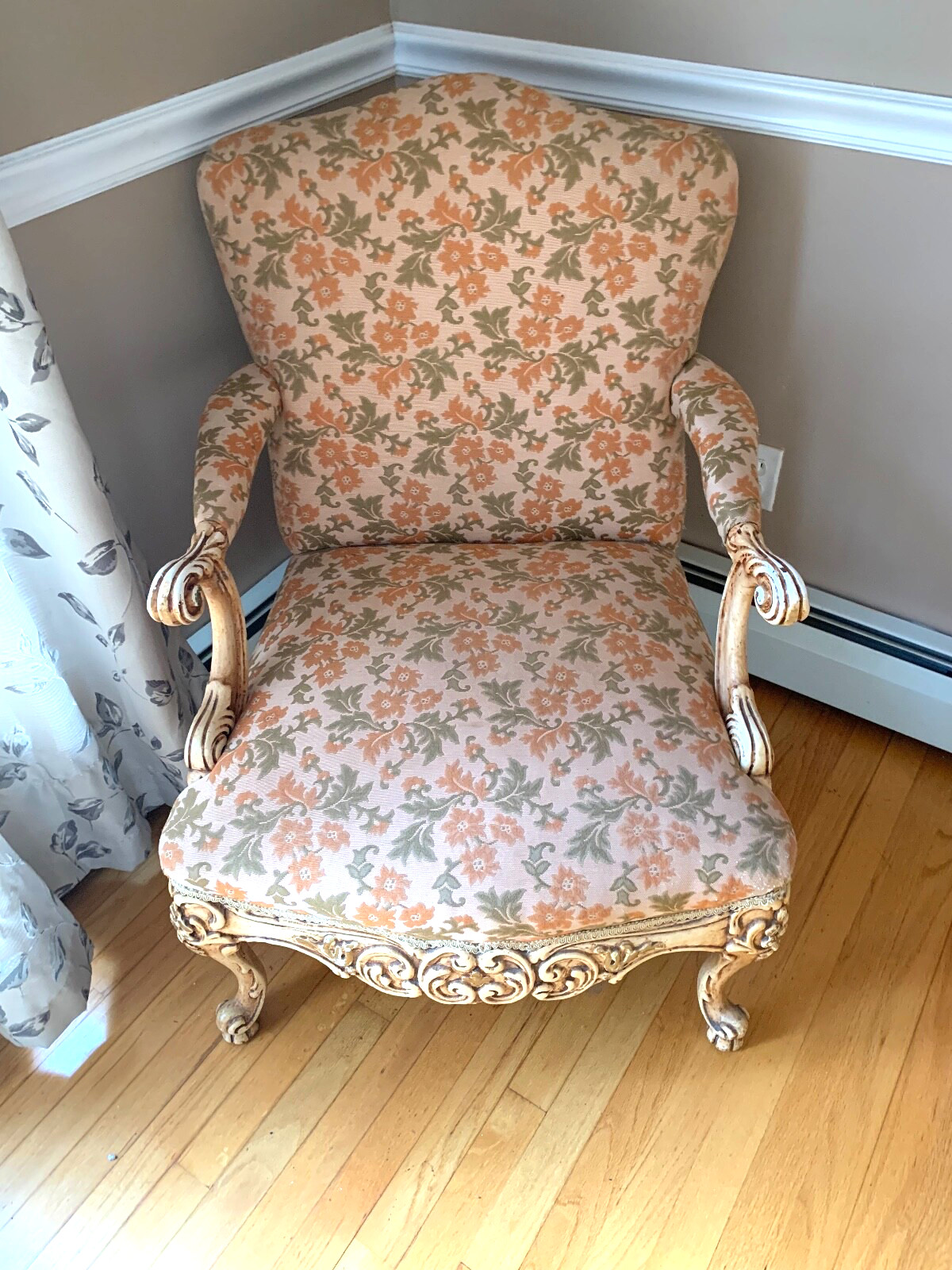 VINTAGE ACCENT CHAIR BALL IN CLAW FEET APPROX 32X20X24