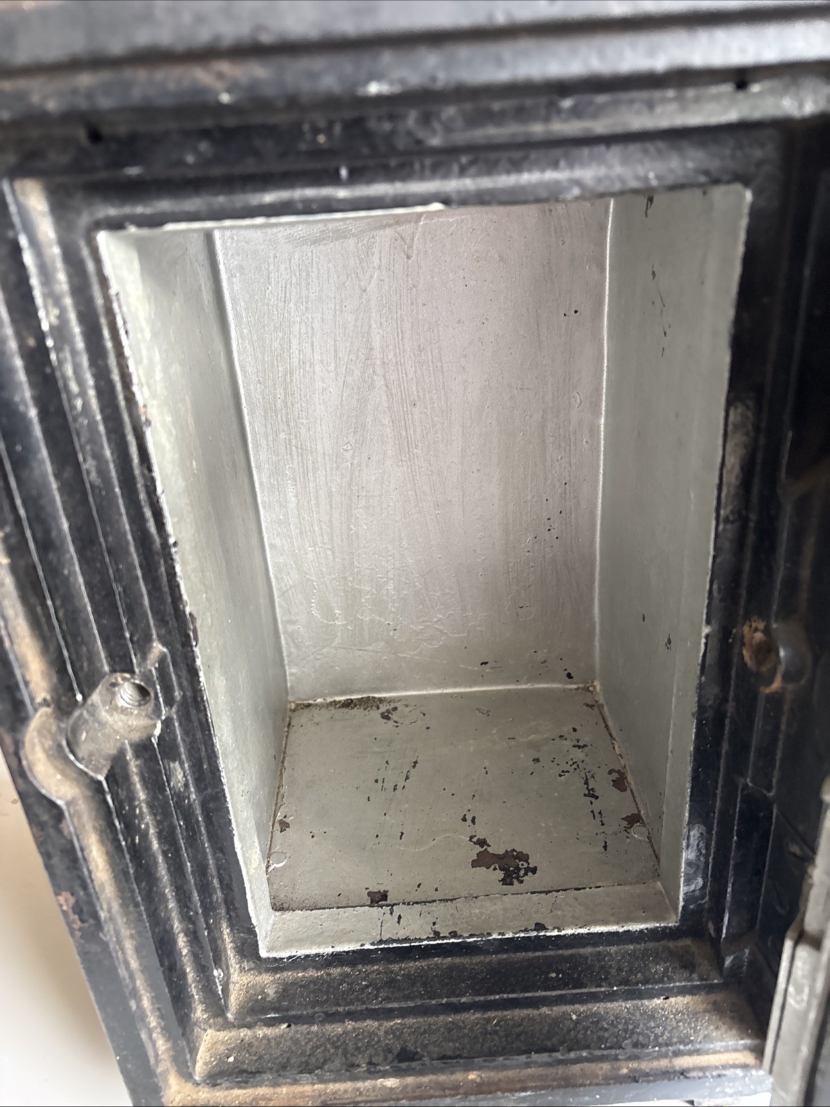 MELINKS Antique Safe. Read Description