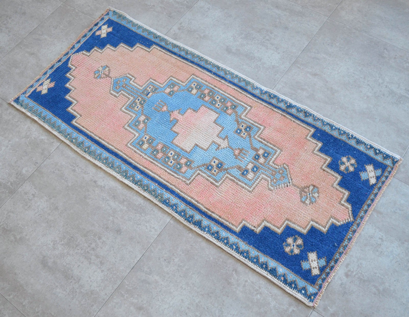 Handmade Turkish Rug for small spaces Entryway – Kitchen – Battroom Decor 2x4ft