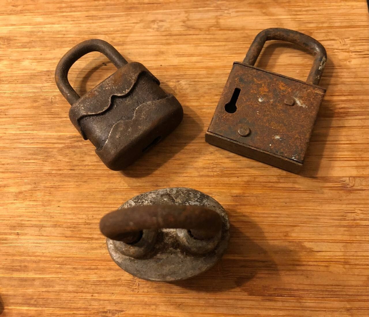 Old castle 3 pieces, very rare, around the middle of the 20th century….