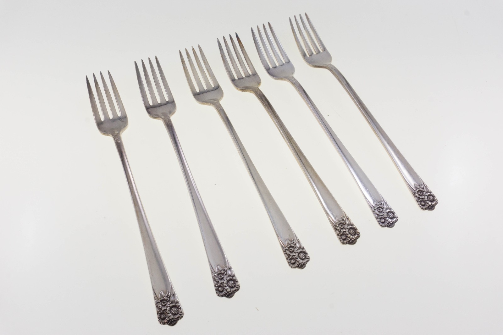 Wm Rogers IS Silverplate APRIL Pattern Forks Set of 8 Silverware 7 5/8″