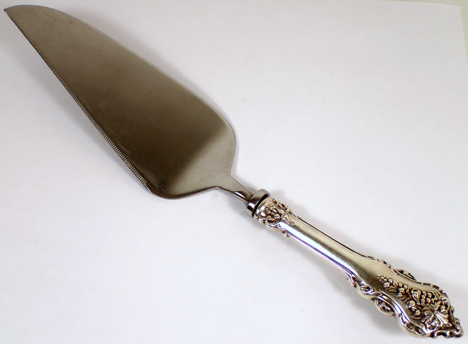 FINE Vtg KENT 106g Sterling Silver Repousse Handle Cake Pie Server 10 3/4″ Long