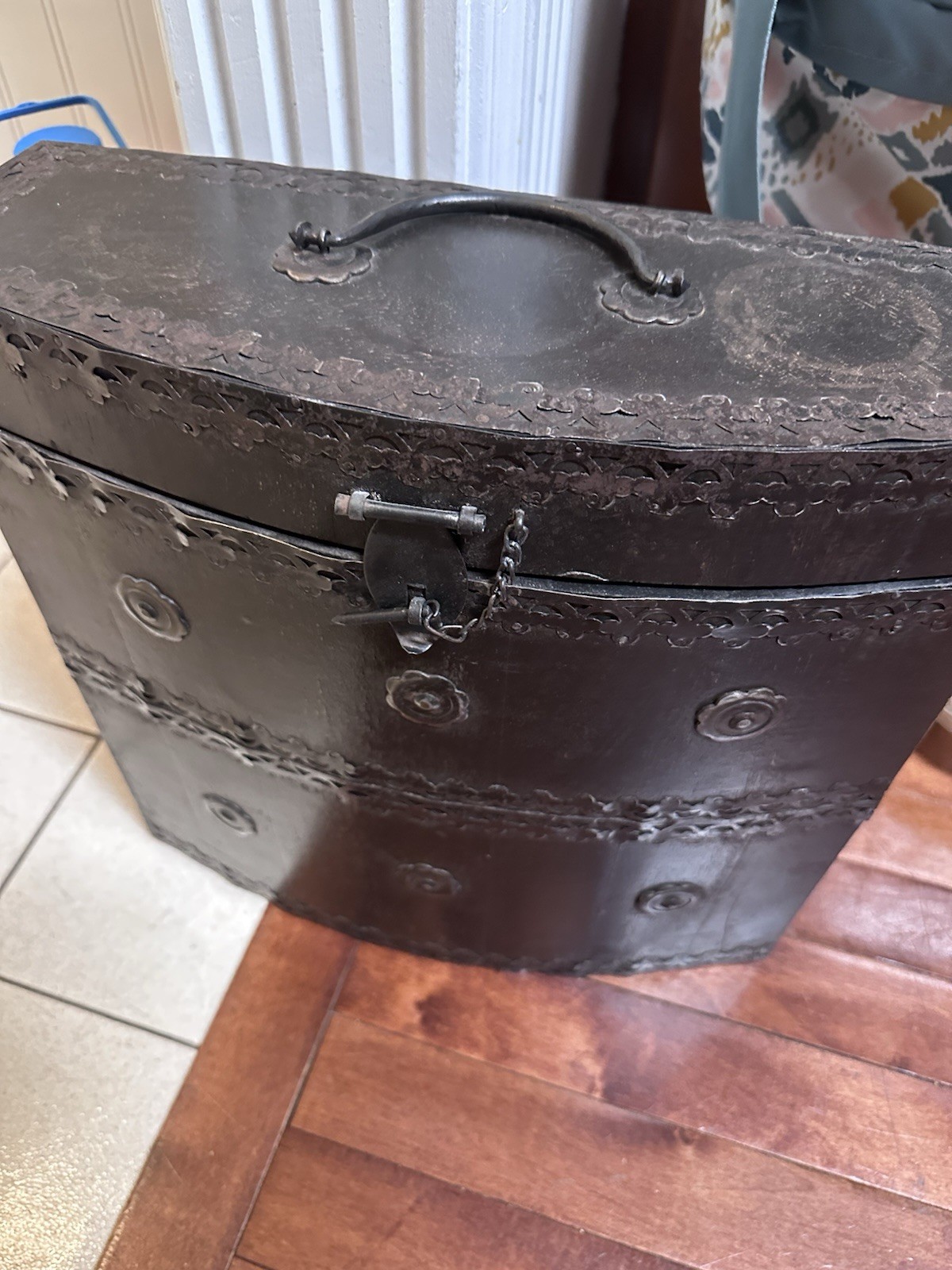 Brown 3 bottle wine caddy Wood/Metal Latch Hinged Lid 26x16x19