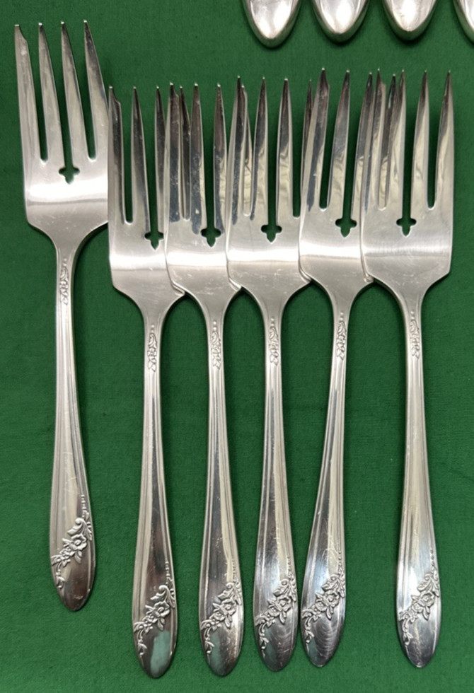 30 Pc QUEEN BESS II Silverplated Flatware Set Service for 6 by Tudor Plate