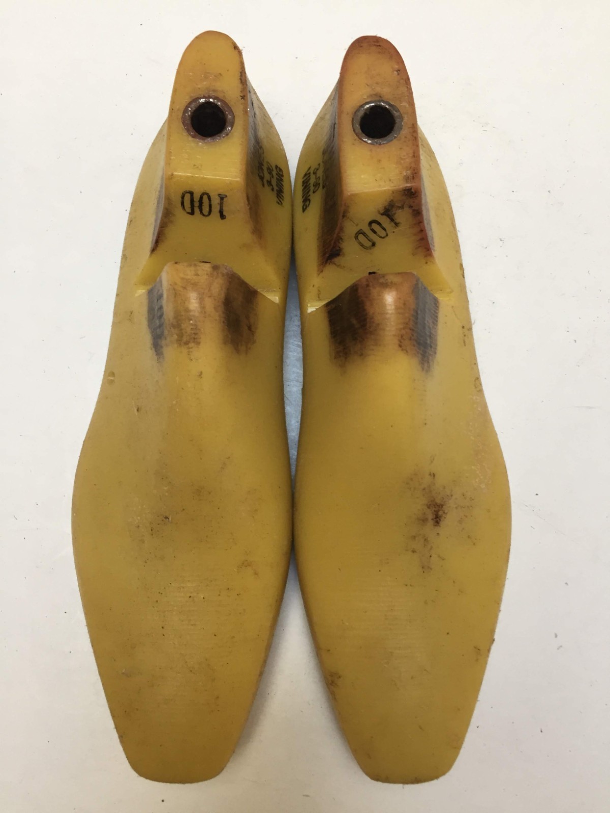 VINTAGE PAIR OF SIZE 10 D SHOE LASTS FROM JONES & VINING OF MOLDED PLASTIC