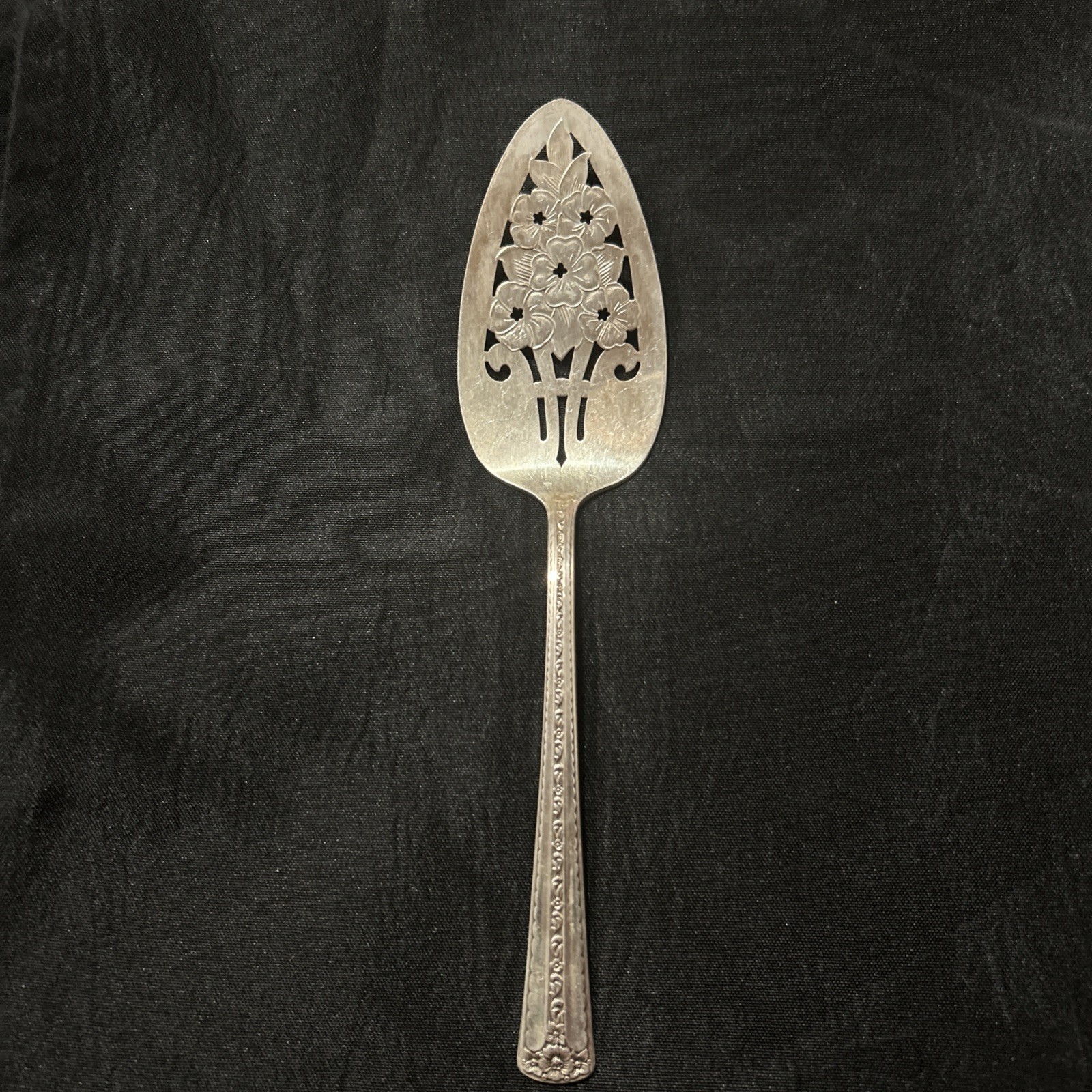Wm Rogers & Son (International) Solid Pierced Pie Desert Server 9 1/2″ Blossom