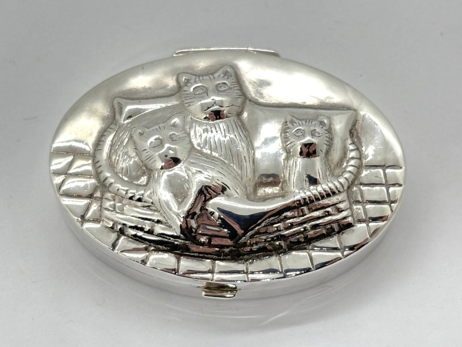 Solid Sterling Silver Pill Box / Trinket Case – Cat / Kittens in basket – 17.7g