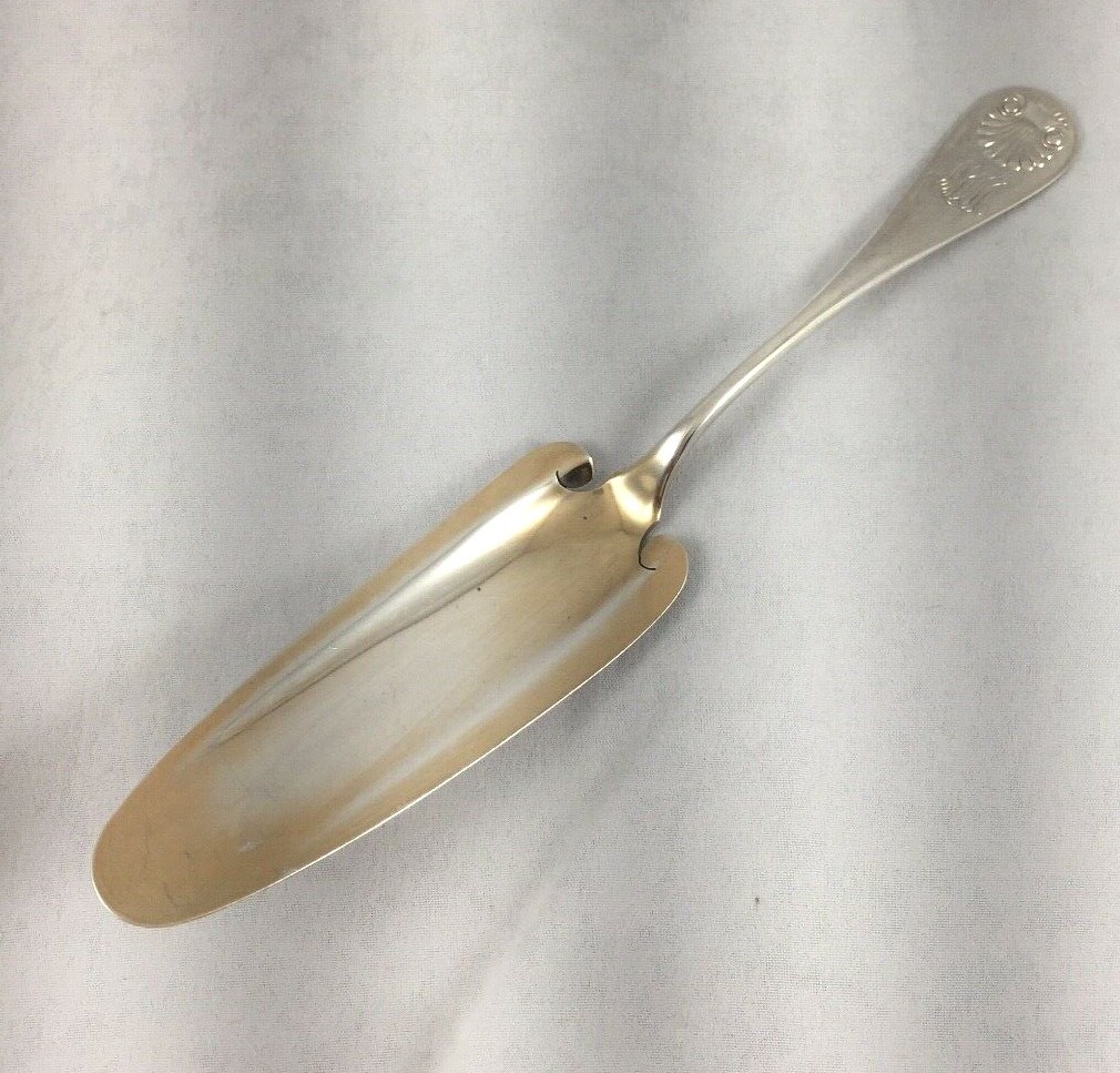 Shell Pattern Bigelow & Kennard Sterling Jelly Cake Server- 7 1/2″- mono’d LMM