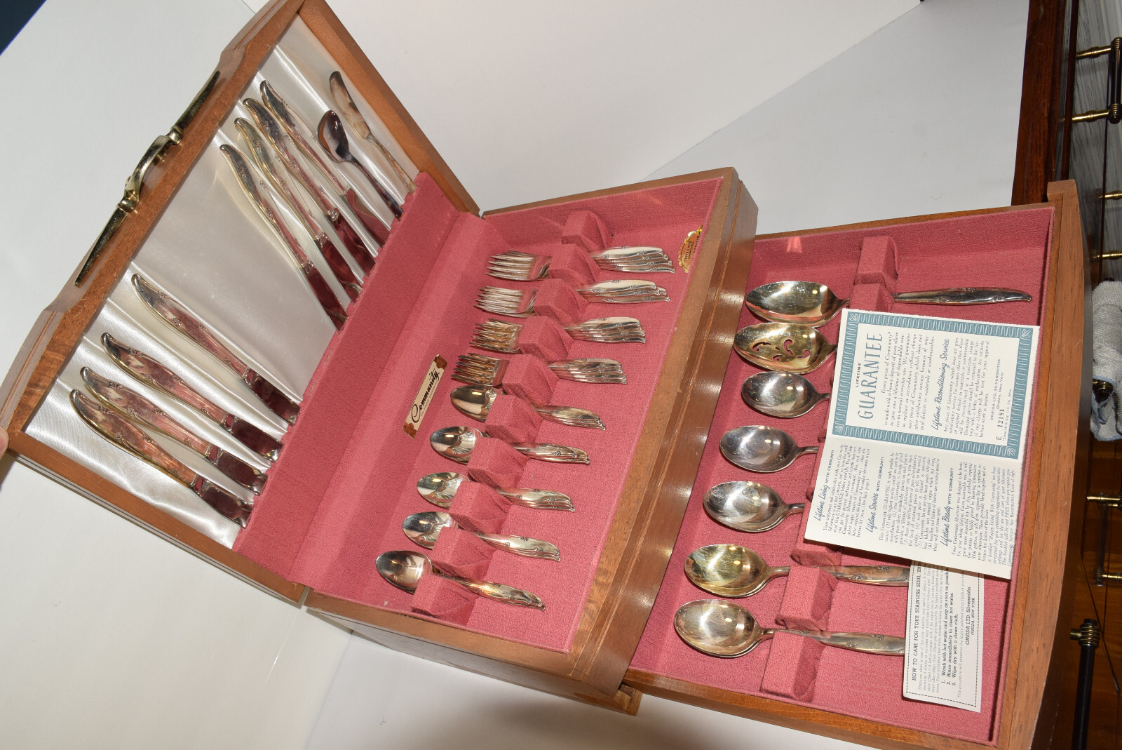 Vintage “Community” ONEIDA Silver Plate 52 pcs Flatware Silverware Set in Chest