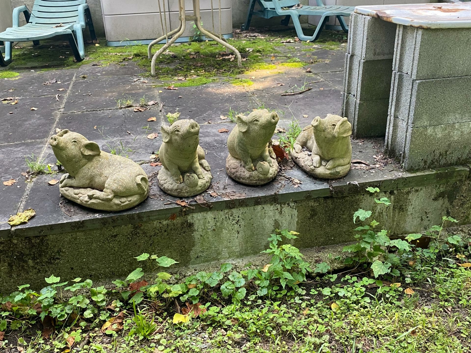 WONDERFUL CAST STONE PIGS FROM A HUDSON RIVER ESTATE- CE109