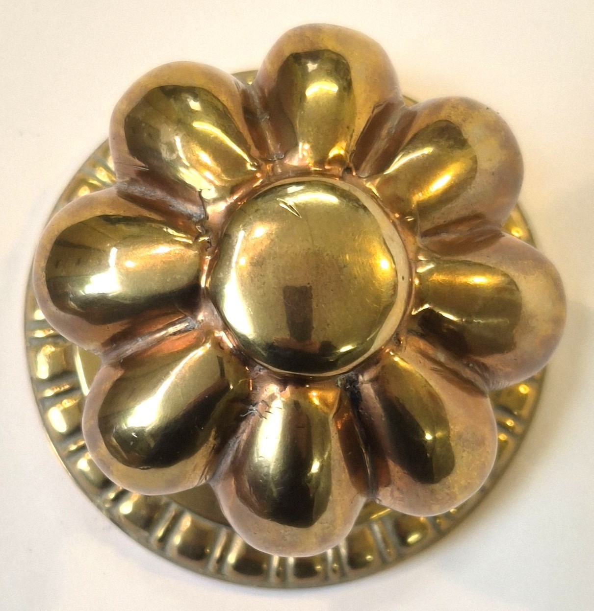 Solid cast brass fluted round front door centre knob antique pull handle 63mm.