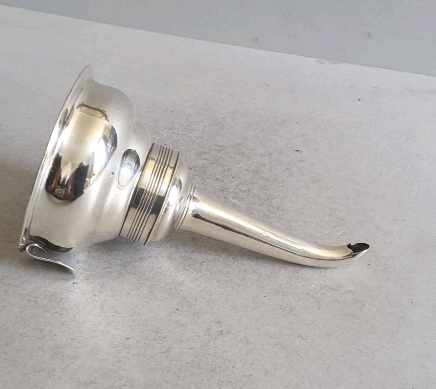 GOOD , GEORGIAN ANTIQUE SOLID SILVER WINE FUNNEL. 93 gms. LON. 1801.