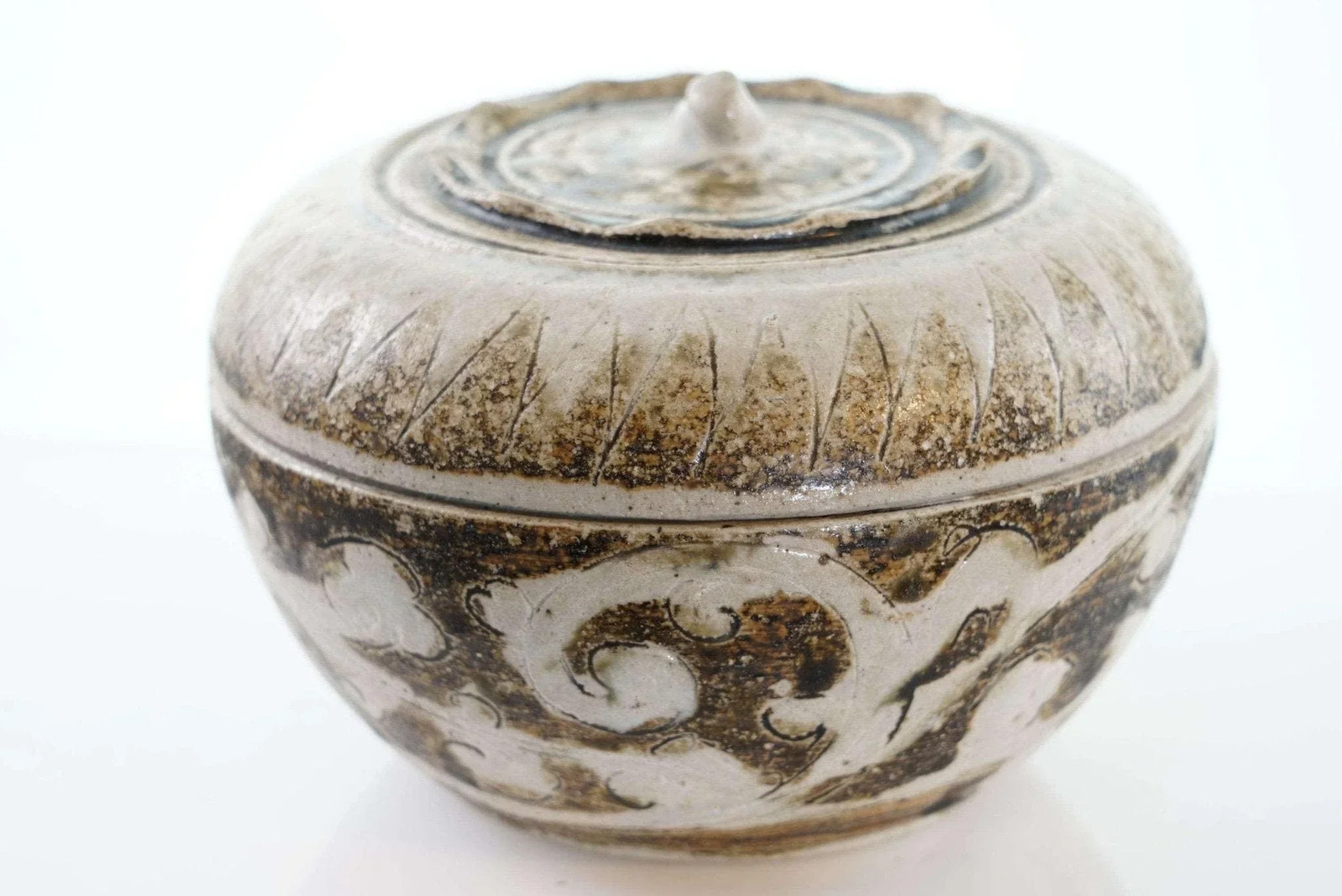 Large 15th/16th Century Thai Sawankhalok Kiln Condiment Jar with Lid
