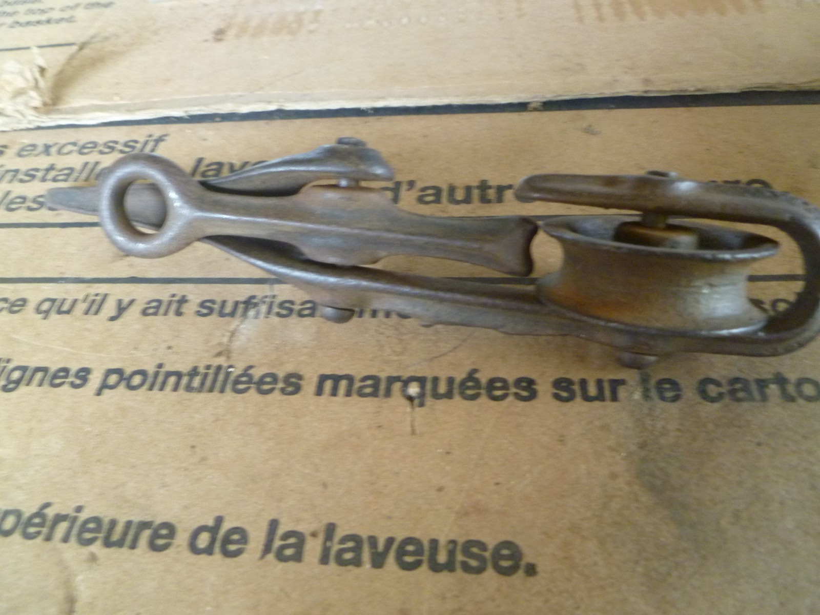 OLD PRIMITIVE ANTIQUE CORN SHOCK (CAST IRON) TYING TOOL