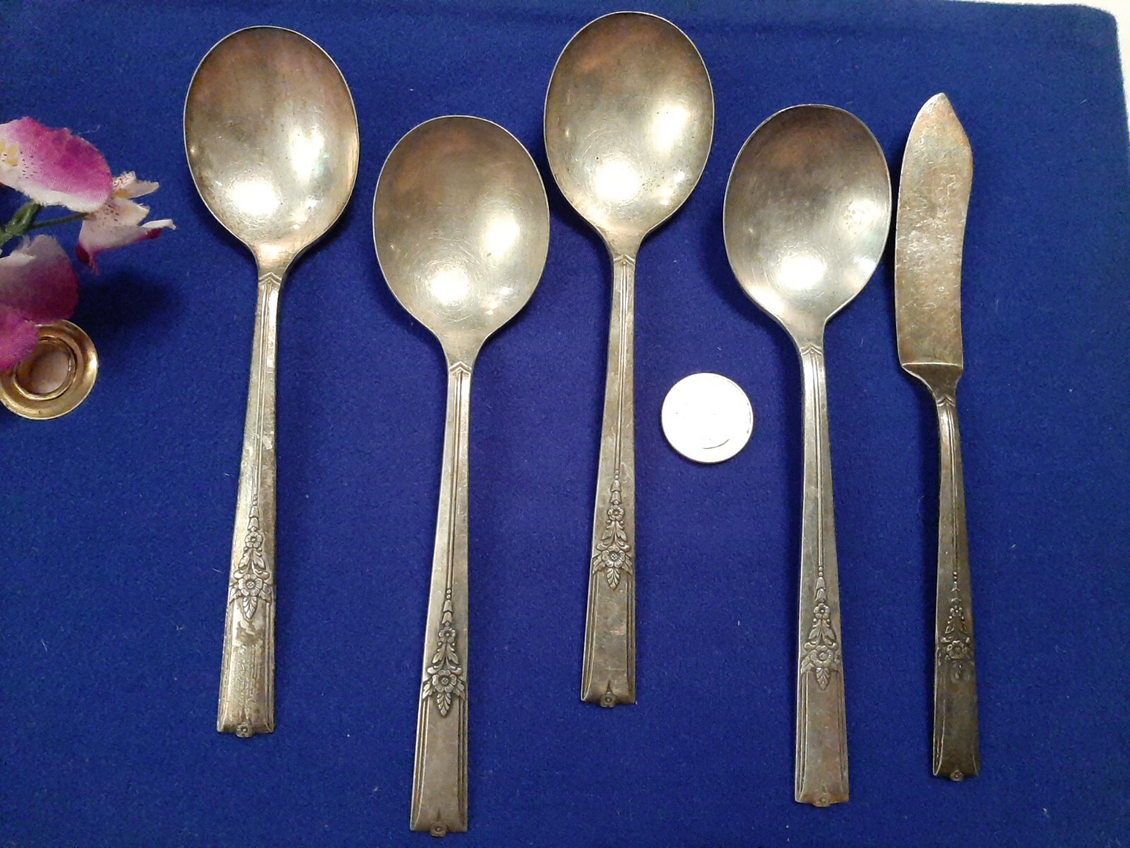 VINTAGE WM ROGERS ONEIDA KING ARTHUR SILVERPLATE SOUP SPOONS AND BUTTER KNIFE